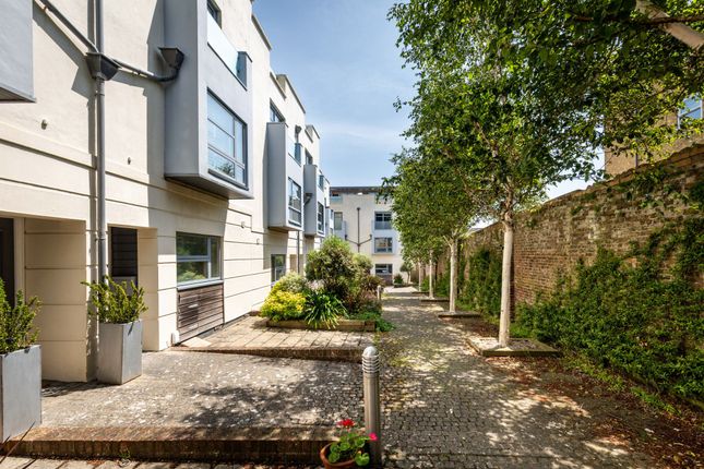 3 bed property, in Sussex Square Mews, £550,000