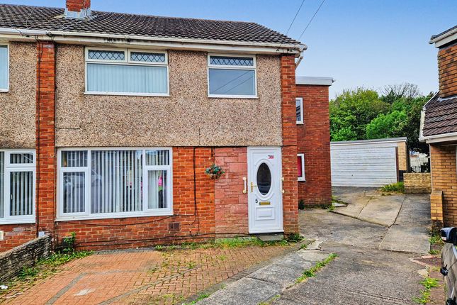 4 bed property, in Pen-Y-Ffordd, £240,000