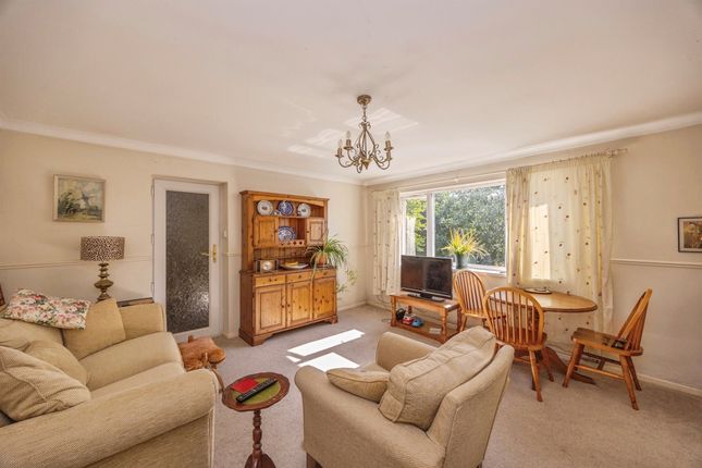 3 bed property, in Redwing Road, £350,000