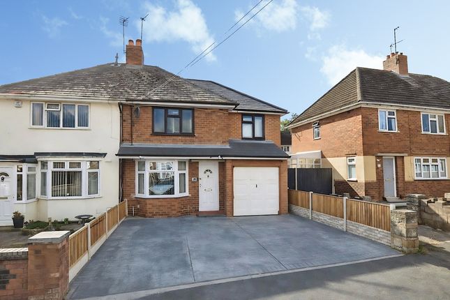 4 bed property, in Lansbury Avenue, £299,950