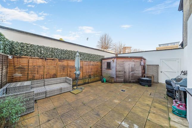 3 bed property, in St. Georges Walk, £299,995