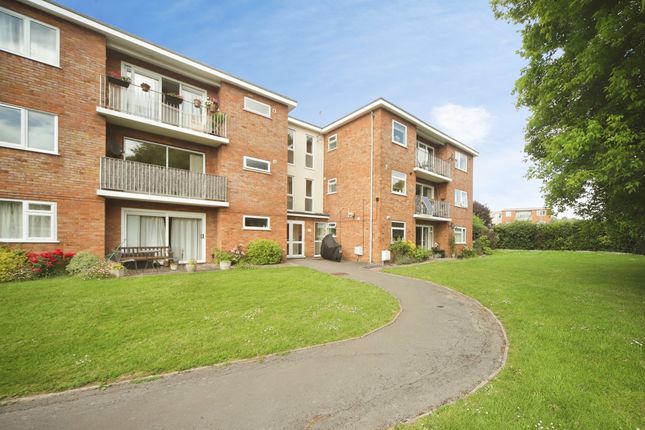 2 bed property, in Burchs Close, £170,000