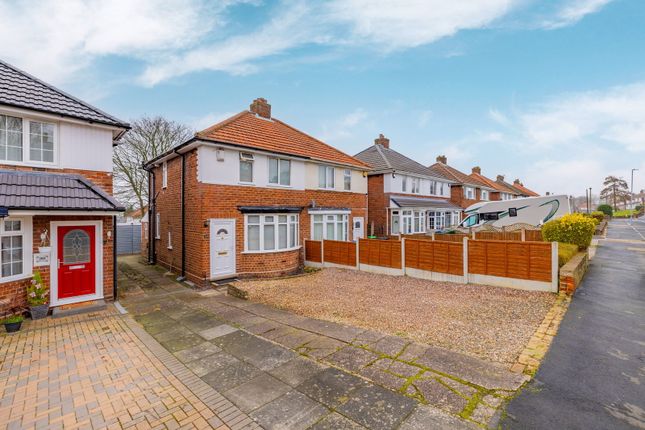 2 bed property, in Aston Road, £160,000