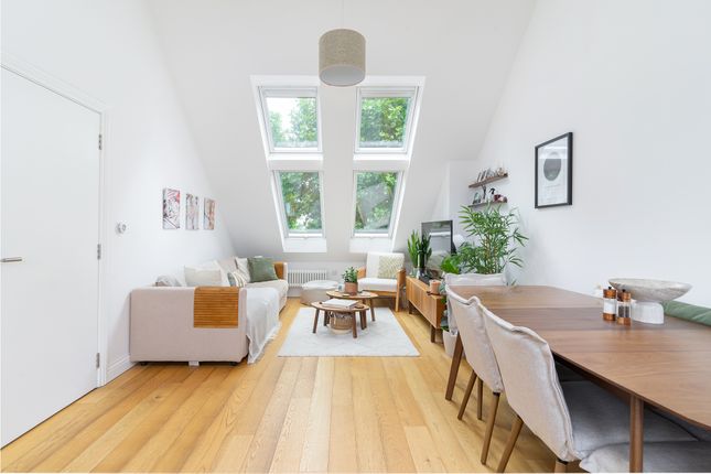 1 bed property, in Lordship Lane, £425,000