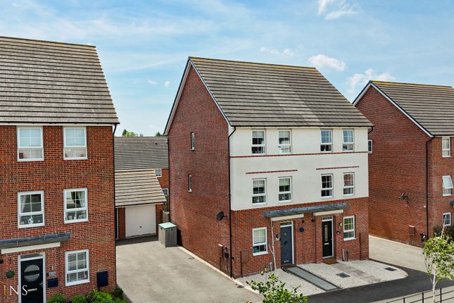 3 bed property, in Topiary Road, £315,000
