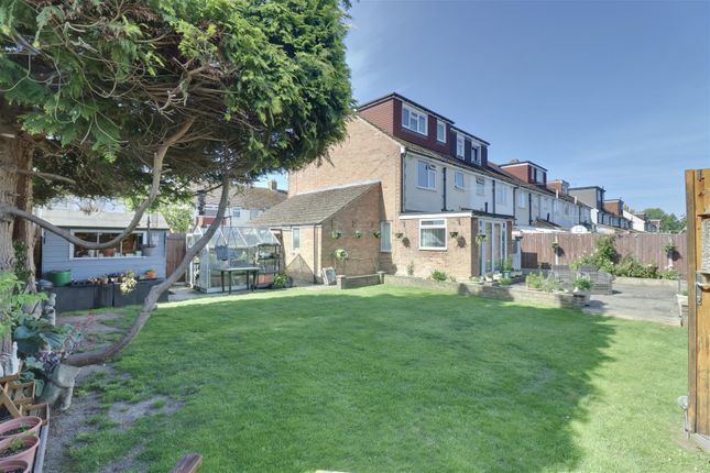 4 bed property, in Kinross Crescent, £435,000
