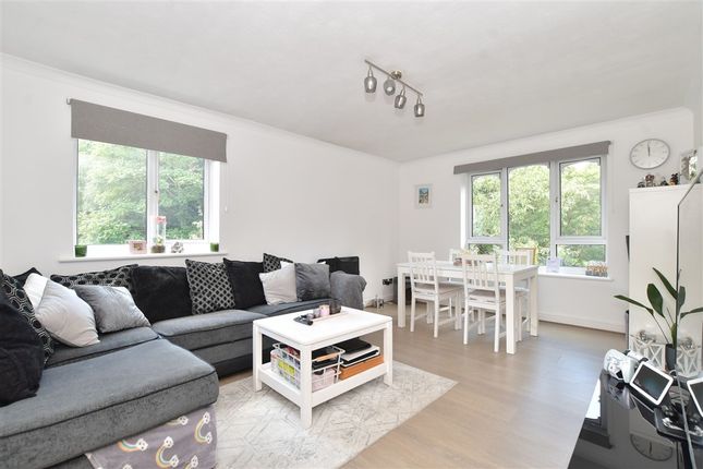 2 bed property, in Frazer Close, £280,000