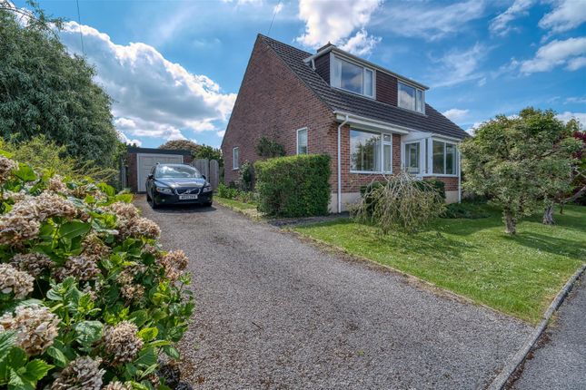 2 bed property, in Barnes Close, £395,000