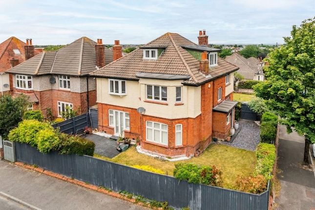 6 bed property, in St. Albans Avenue, £599,950