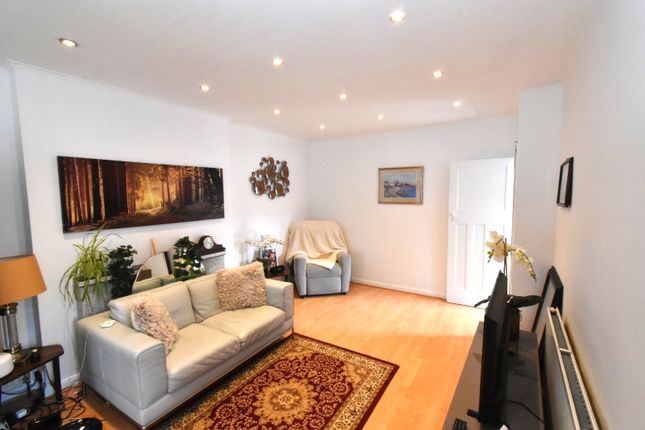 2 bed property, in Dalmeny Close, £524,950