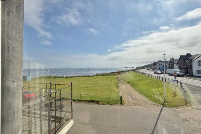 3 bed property, in Upper Flat, £200,000