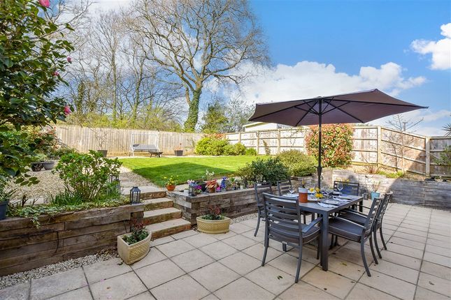 4 bed property, in Hollybush Close, £465,000