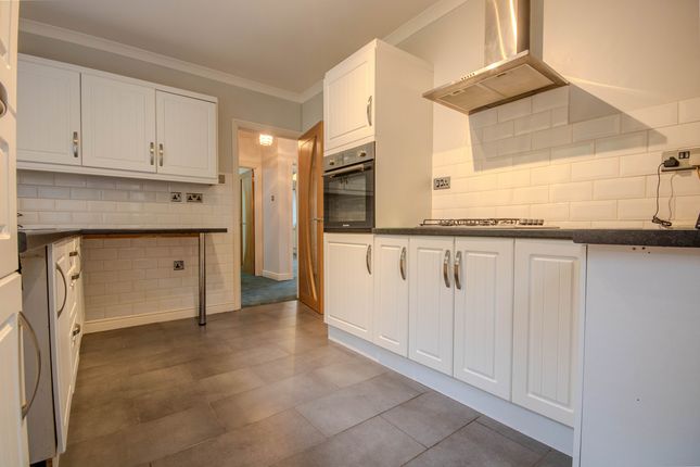 2 bed property, in Manor Way, £200,000