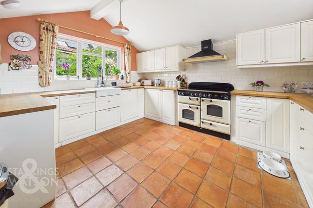 2 bed property, in Yarmouth Road, £275,000