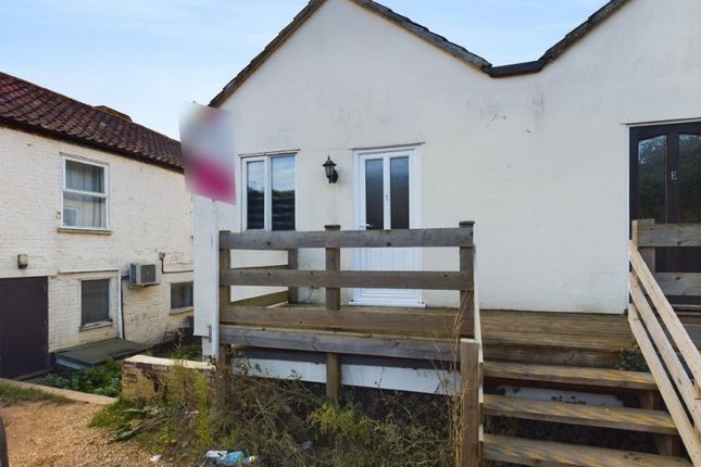 1 bed property, in 1D High Street, £60,000