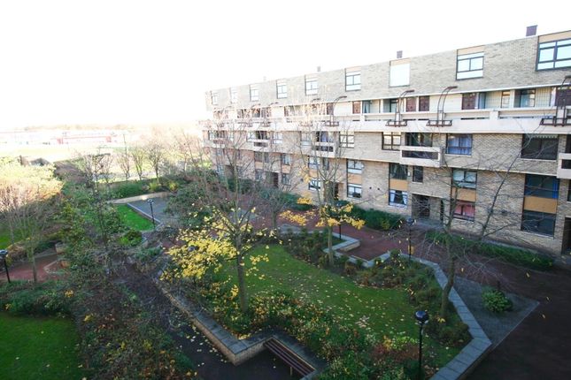 2 bed property, in Kenilworth Court, £36,000