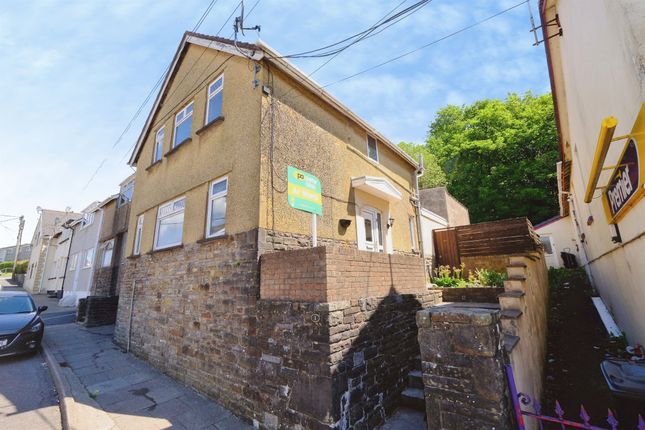 3 bed property, in Varteg Place, £215,000