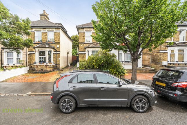1 bed property, in Chelsham Road, £250,000