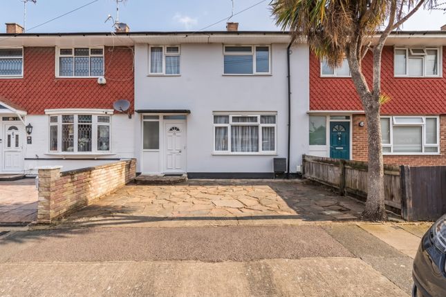 2 bed property, in Pynham Close, £380,000