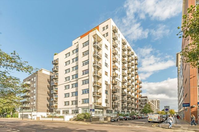 2 bed property, in Southgate Road, £450,000