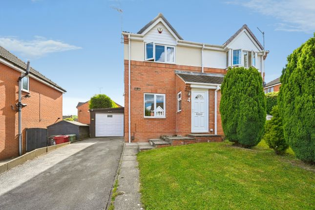 2 bed property, in Maple Drive, £190,000