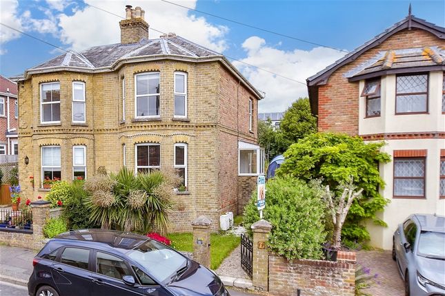 1 bed property, in Station Road, £150,000