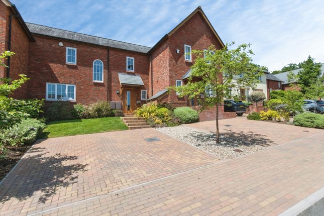 2 bed property, in Aubyns Wood Rise, £300,000