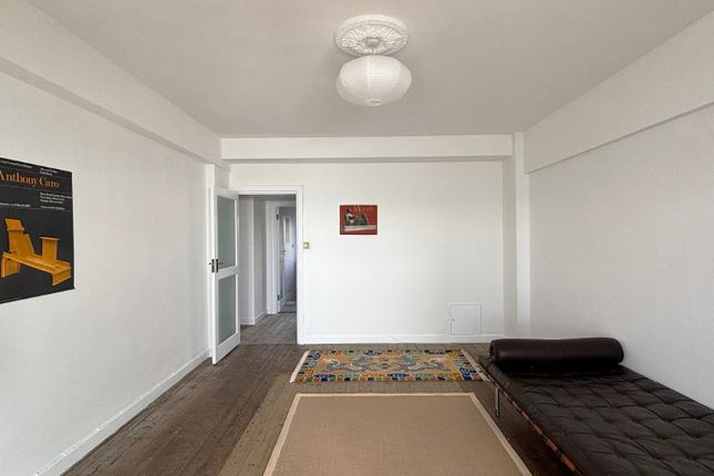 1 bed property, in Marine Court, £138,000