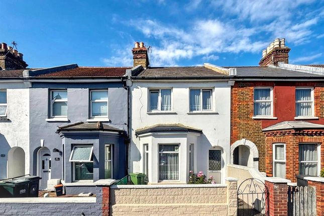 2 bed property, in Bourne Street, £230,000