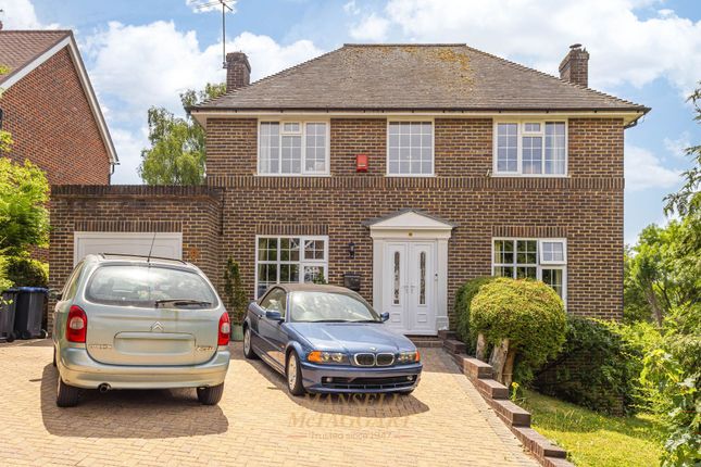 4 bed property, in Acorn Close, £600,000