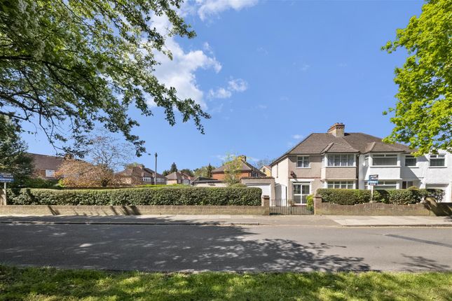 3 bed property, in Long Lane, £550,000