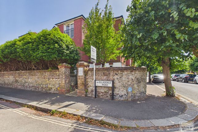 2 bed property, in Ellasdale Road, £200,000