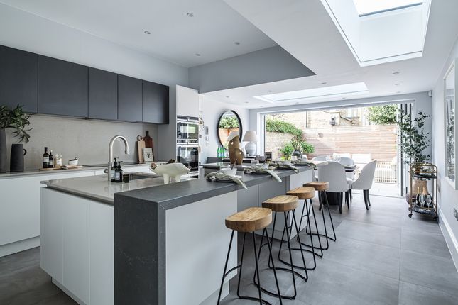 6 bed property, in Clapham Common West Side, £2,900,000