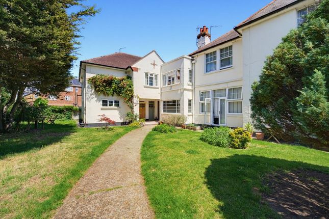 2 bed property, in Boston Road W7, £425,000