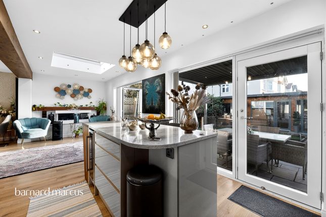 5 bed property, in Ravenswood Avenue, £800,000