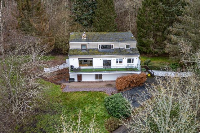 5 bed property, in Tweed Rig, £595,000