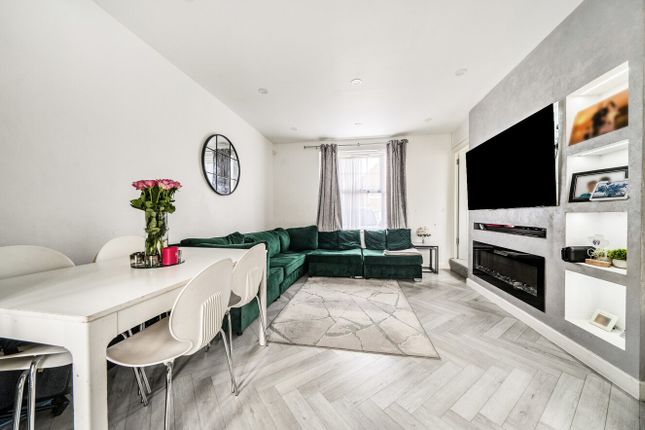 2 bed property, in Arcus Road, £425,000