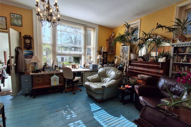 2 bed property, in York Avenue, £180,000