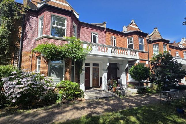 3 bed property, in 16 Lawrie Park Road, £350,000