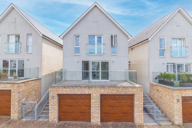 3 bed property, in The Avenue, £600,000