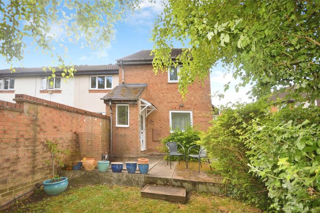 1 bed property, in Ellenborough Close, £240,000