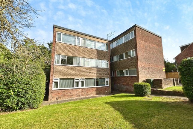 2 bed property, in Balmoral Close, £125,000