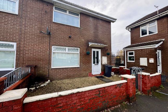 2 bed property, in Fernhill Close, £90,000