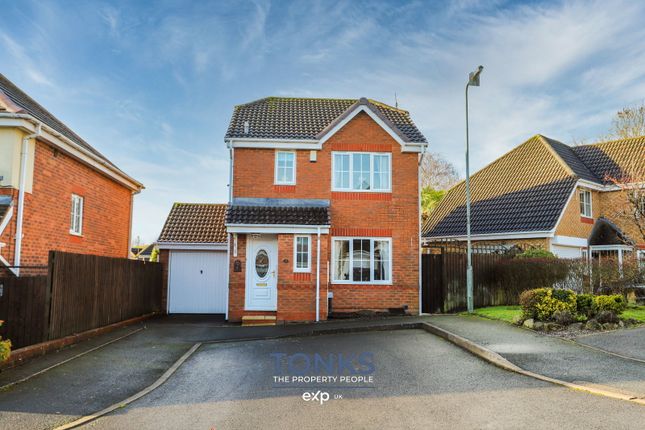 3 bed property, in Old School Drive, £290,000