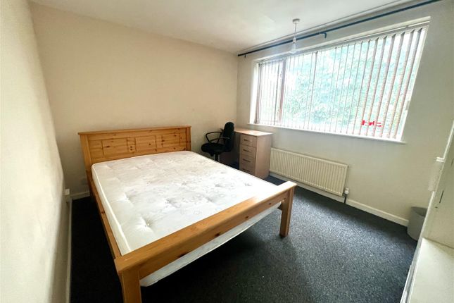 4 bed property, in Forsythia Gardens, £290,000