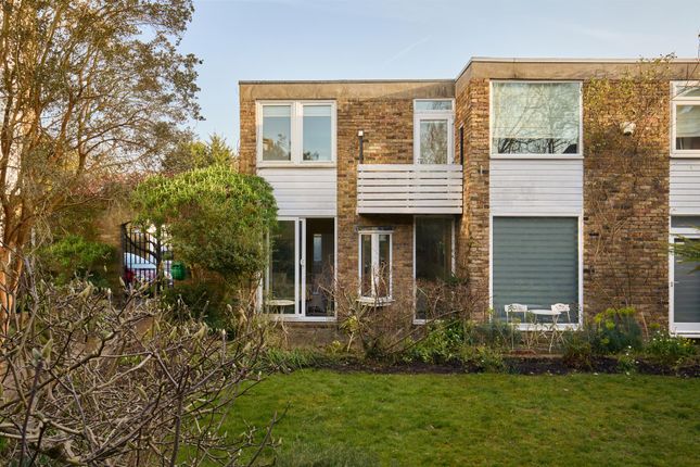 2 bed property, in Magnolia Wharf, £895,000