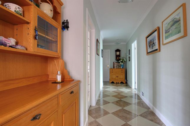 4 bed property, in Windsor Close, £425,000