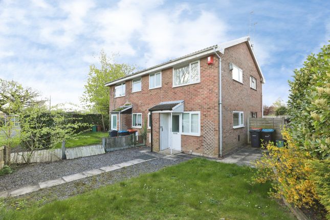 1 bed property, in Stuart Close, £130,000