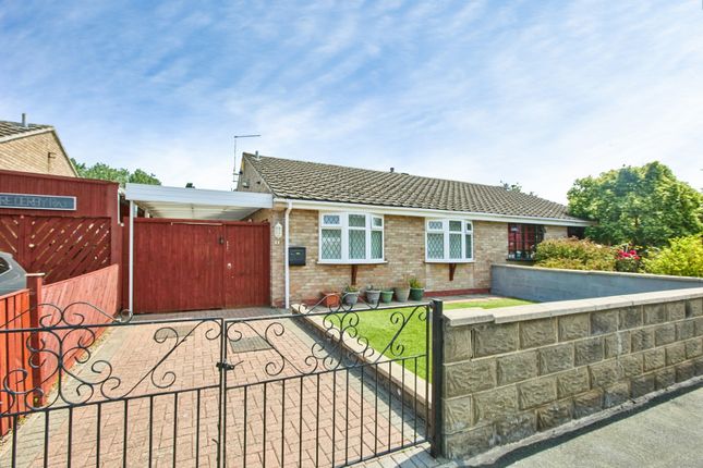 2 bed property, in Moorside Crescent, £180,000