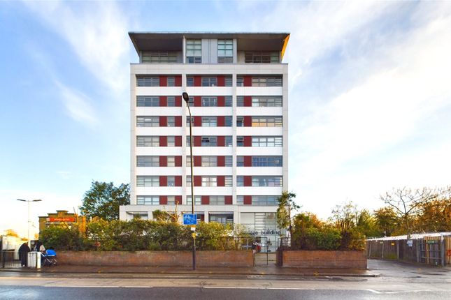 1 bed property, in Romford Road, £200,000